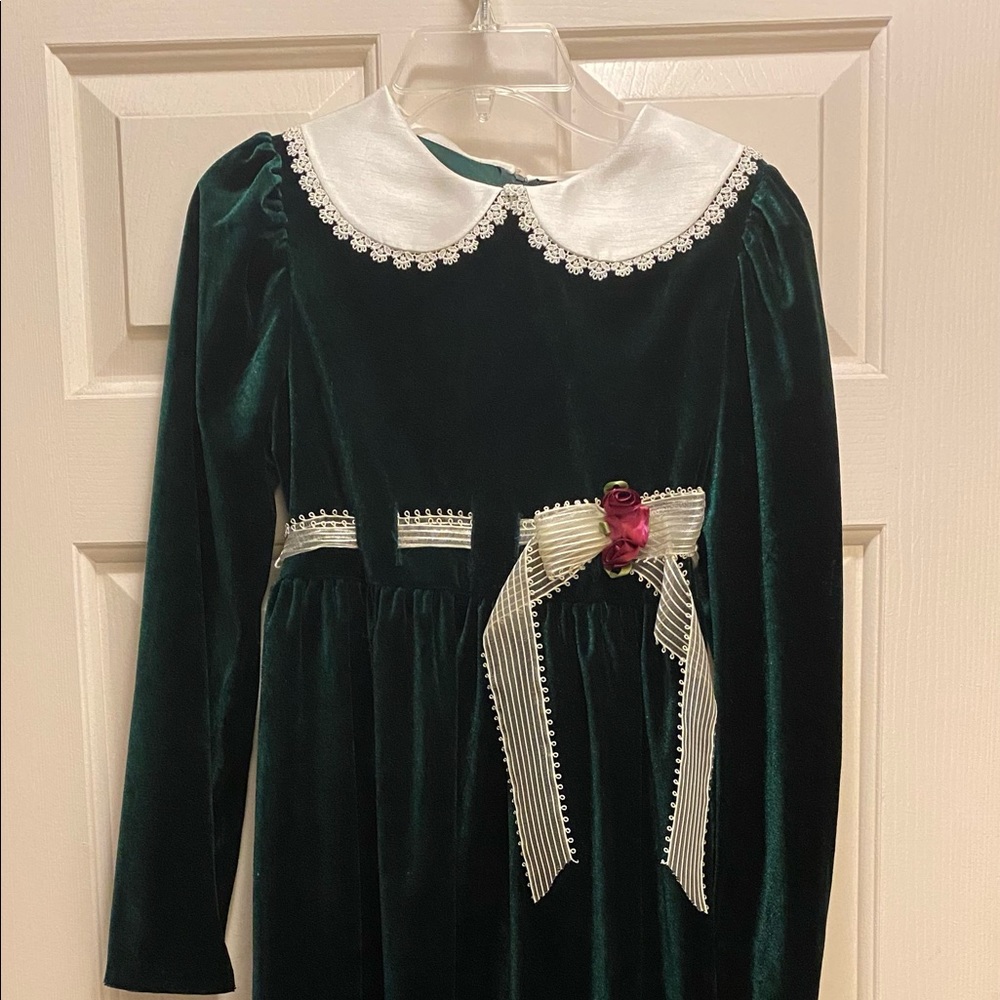 Green velvet Rare Editions dress. Off white collar and bow.
